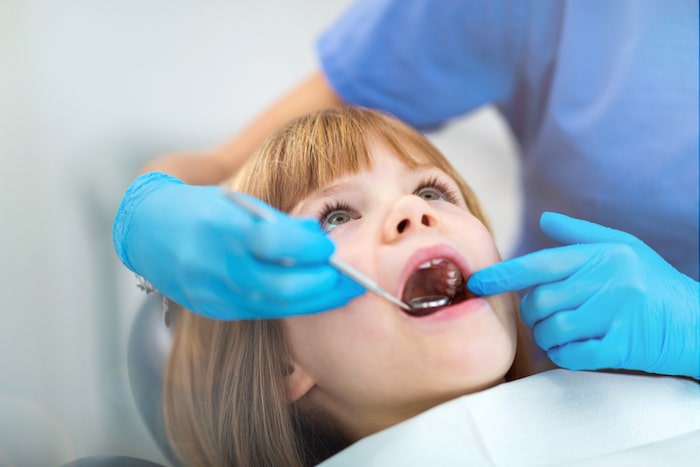 Bambina si sottopone a prima visita dal dentista