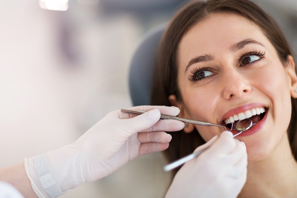 donna si sottopone a prima visita di controllo dal dentista